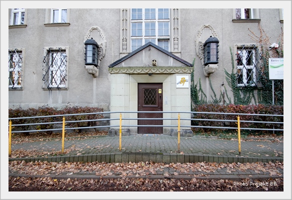 Gmach firmy „BUKO” Polskie Towarzystwo Handlowe. Obok wejścia znajdują się ozdobne przyścienne latarnie z lanego żeliwa.