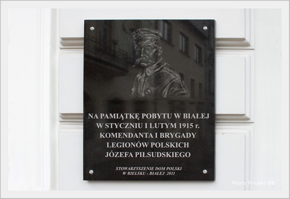 Tablica upamiętniająca pobyt Józefa Piłsudskiego na pl. Wolności.